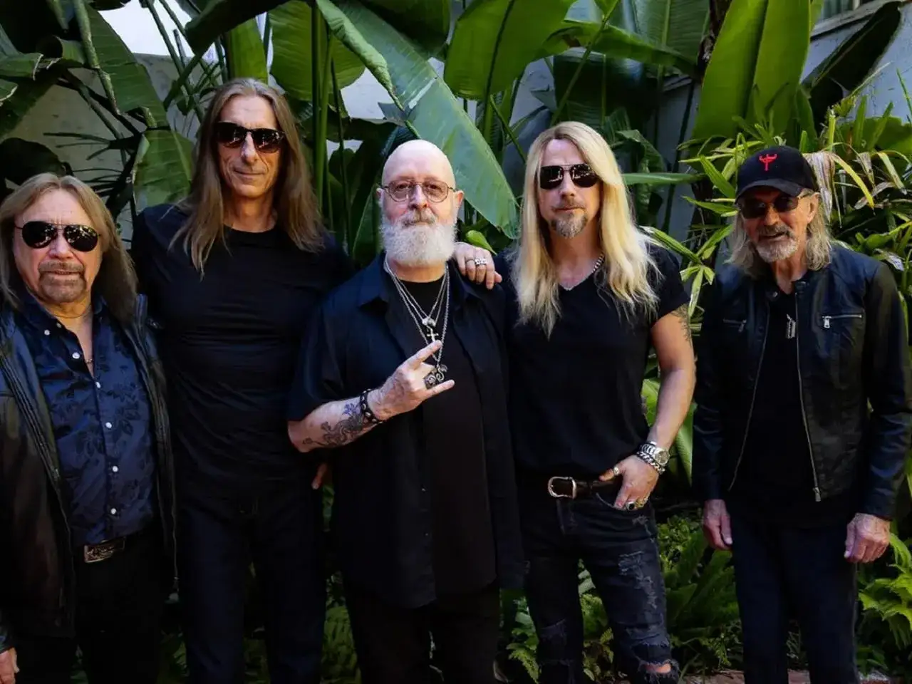 Legenda zespołu Judas Priest przed koncertem. Wszyscy ubrani na czarno, w okularach przeciwsłonecznych, gotowi na rock and rolla.