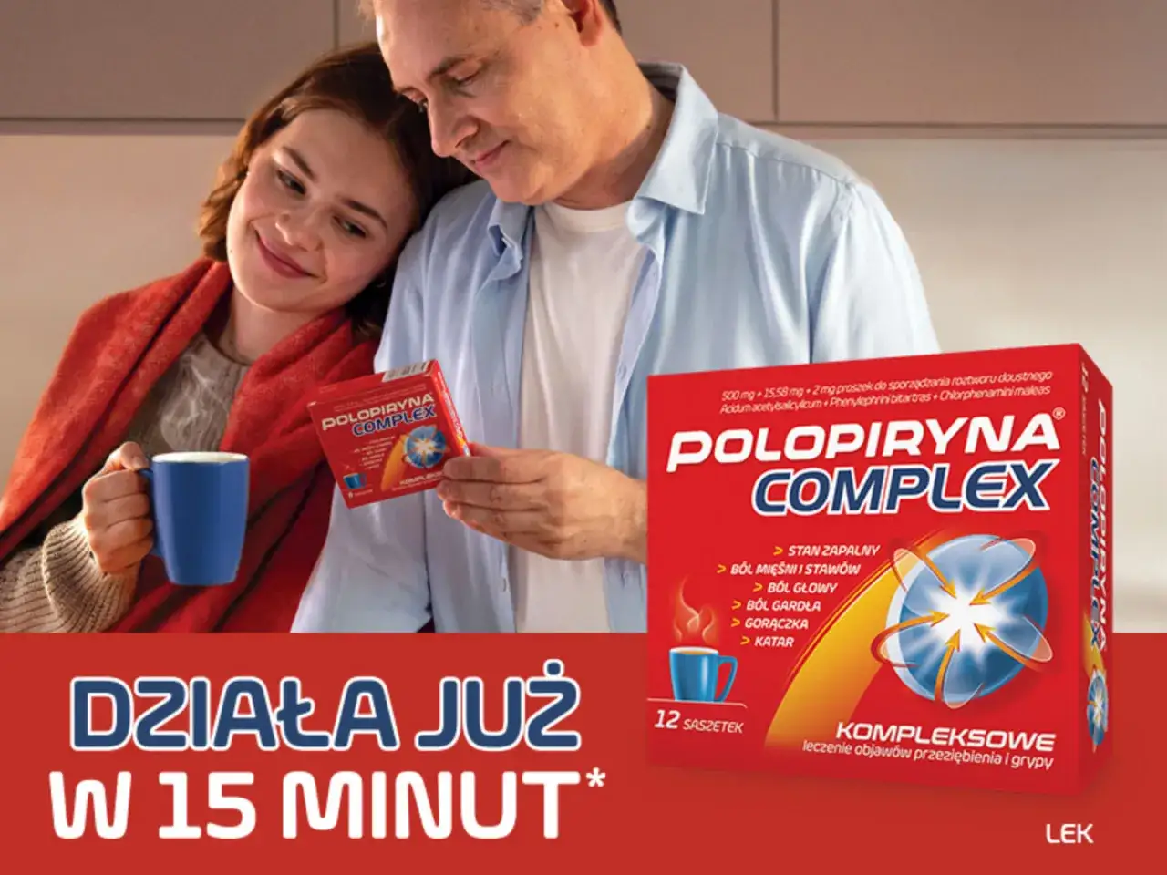 Para troskliwie trzyma kubek z herbatą, podczas gdy mężczyzna pokazuje opakowanie Polopiryna Complex, obiecując szybką ulgę w objawach przeziębienia.