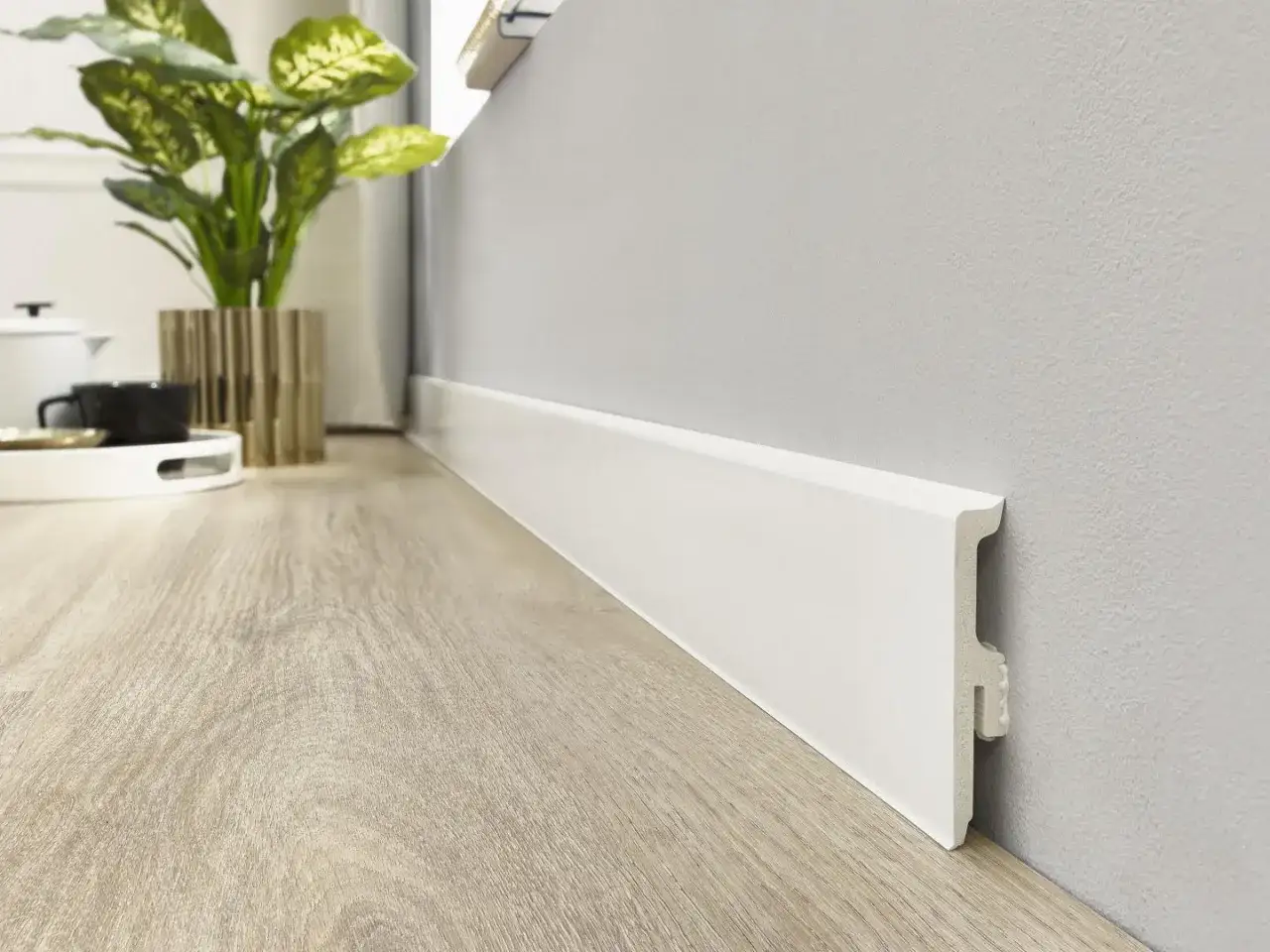 Rodapiés blancos modernos, un detalle clave en la decoración actual.