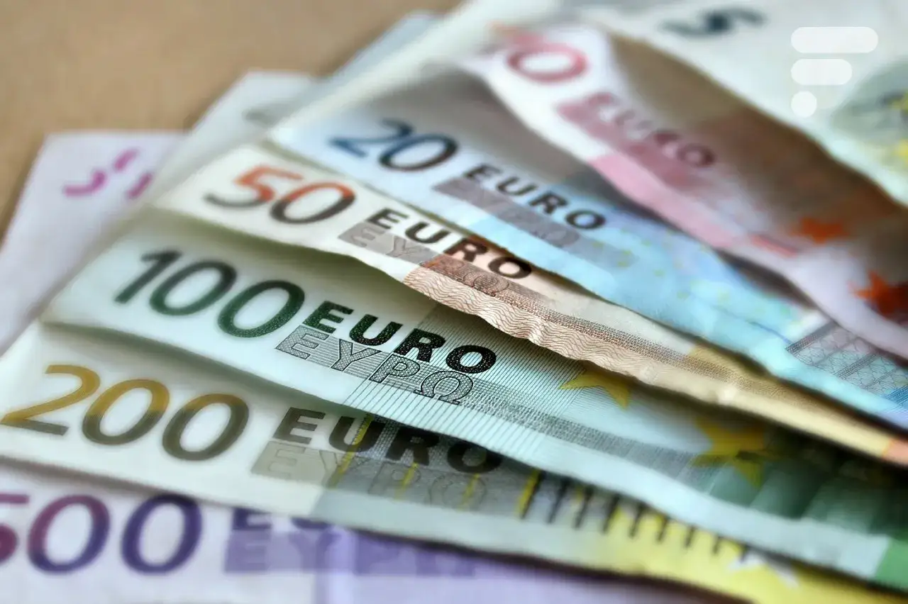 Billets d'euros de différentes valeurs. Pensez à vérifier la liste pays roaming Bouygues avant votre voyage.