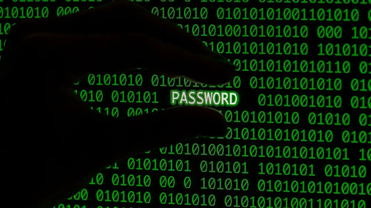 Dłoń trzyma świecący napis PASSWORD na tle zielonego kodu binarnego. To hasło 8-znakowe.