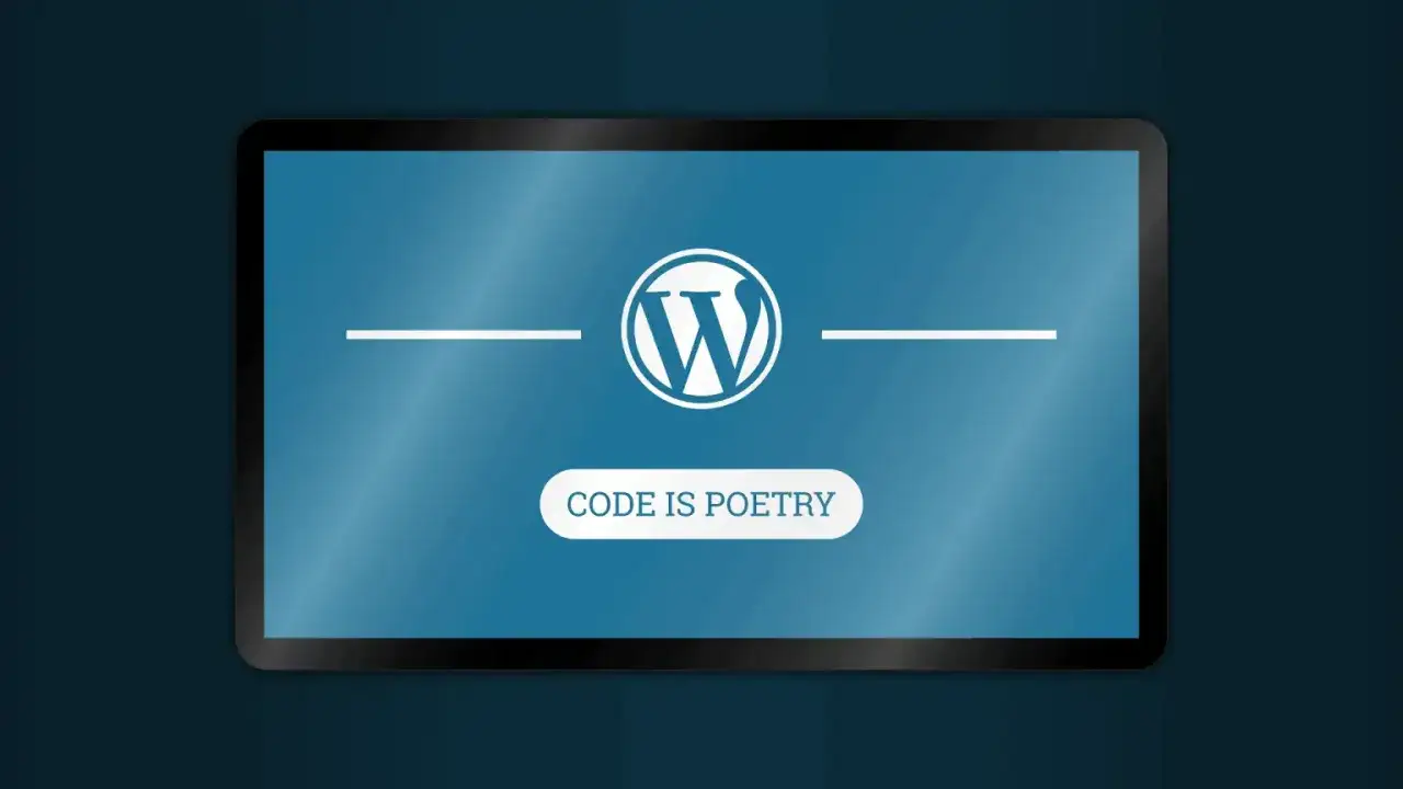 Logo WordPress na ekranie tabletu. Pod nim napis "CODE IS POETRY". To jest właśnie wordpress co to.