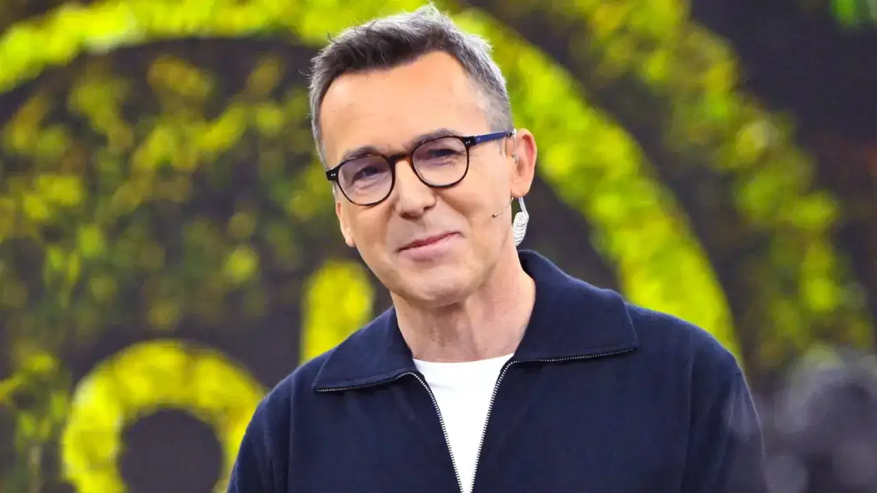 Maciej Kurzajewski w okularach, z mikroportem, uśmiecha się. Czyżby to był jego ostatni dzień wolności przed tym, jak Maciej Kurzajewski aresztowany?