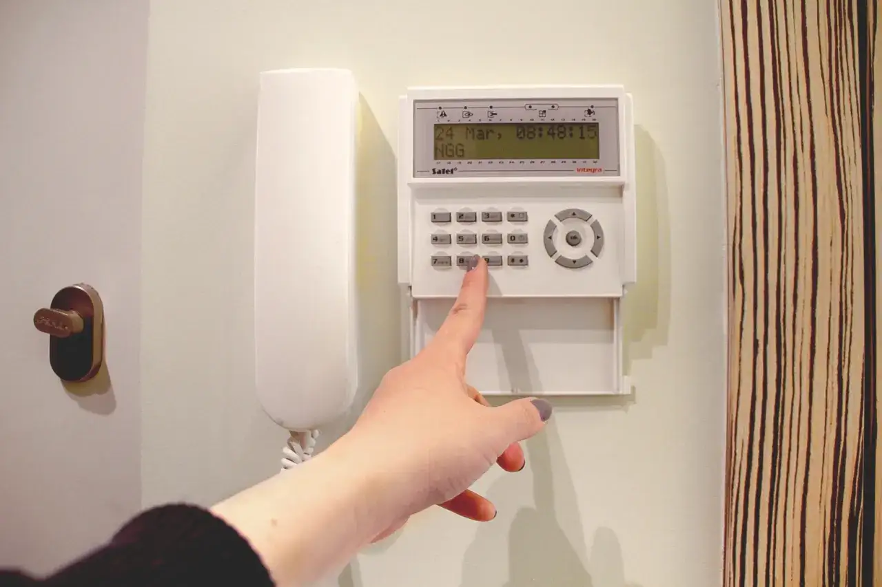 Jak założyć alarm w domu i uniknąć kosztownych włamań