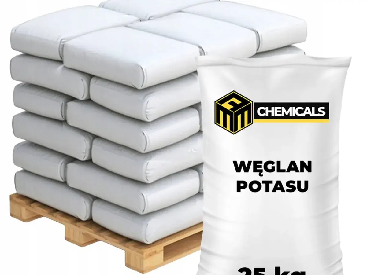 Stos białych worków z napisem "WĘGLAN POTASU" na drewnianej palecie.