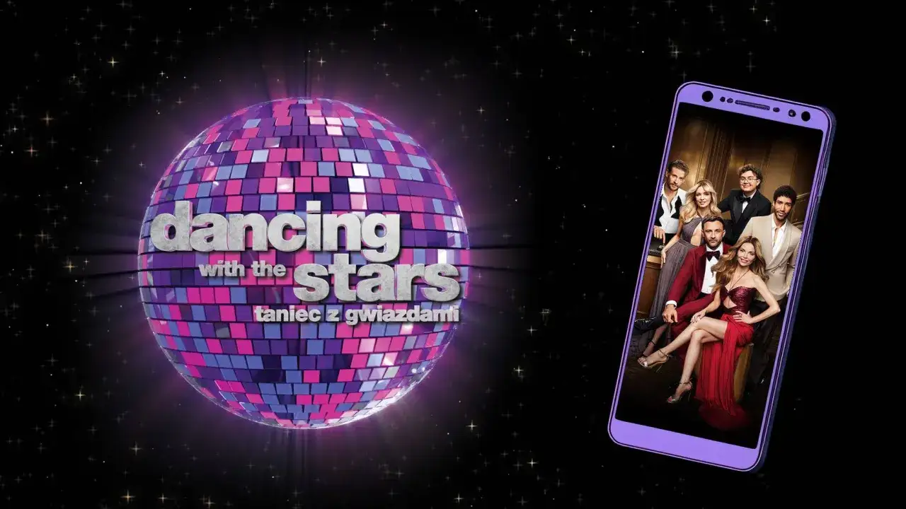 Kula dyskotekowa z napisem "Dancing with the stars" i zdjęcie uczestników na ekranie telefonu.