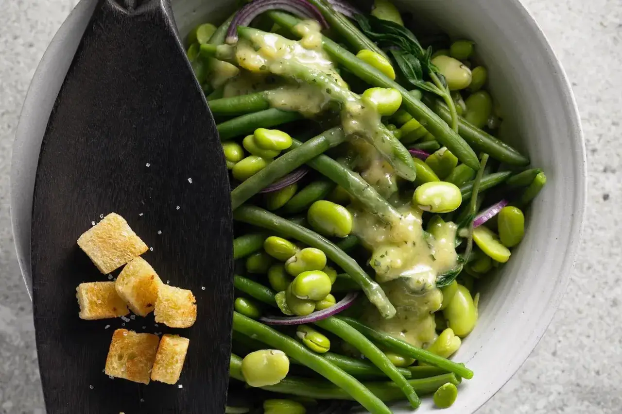 Frischer Bohnensalat mit cremiger Sauce und Croutons. Ein leichtes und leckeres Bohnensalat Rezept für den Sommer.