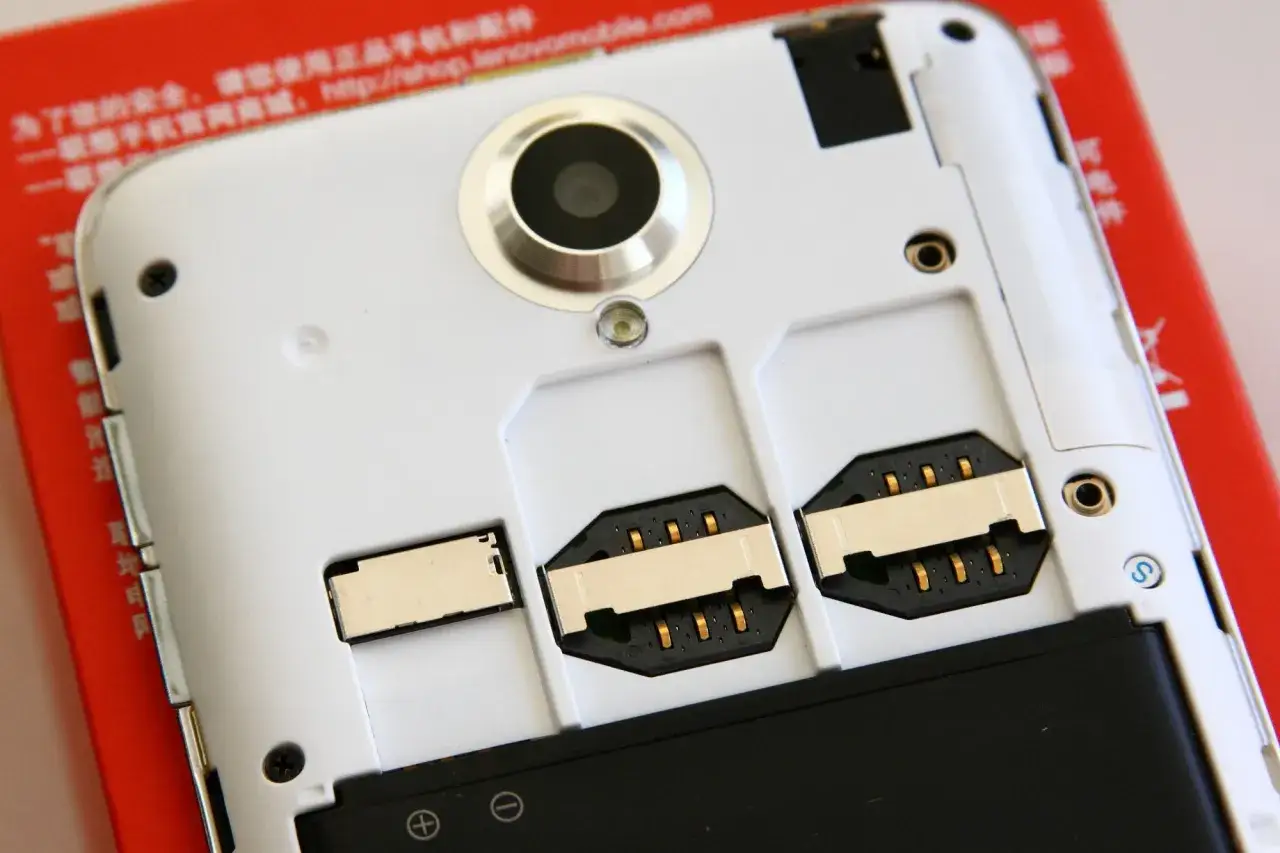 Le téléphone avec deux emplacements pour carte SIM montre ce que dual SIM c'est quoi. Il permet d'utiliser deux numéros sur un seul appareil.