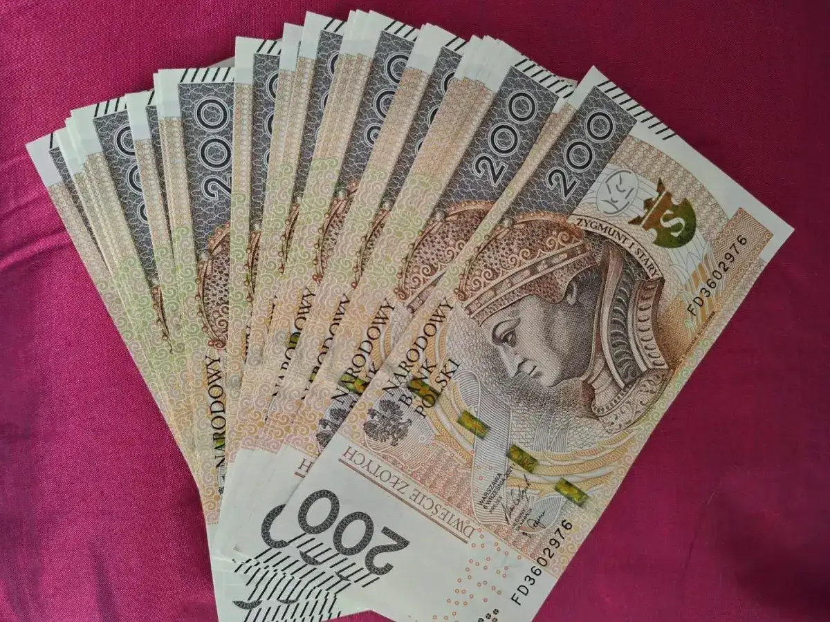Stos banknotów po 200 zł. Taka kwota może być przeznaczona na amortyzację jednorazową.