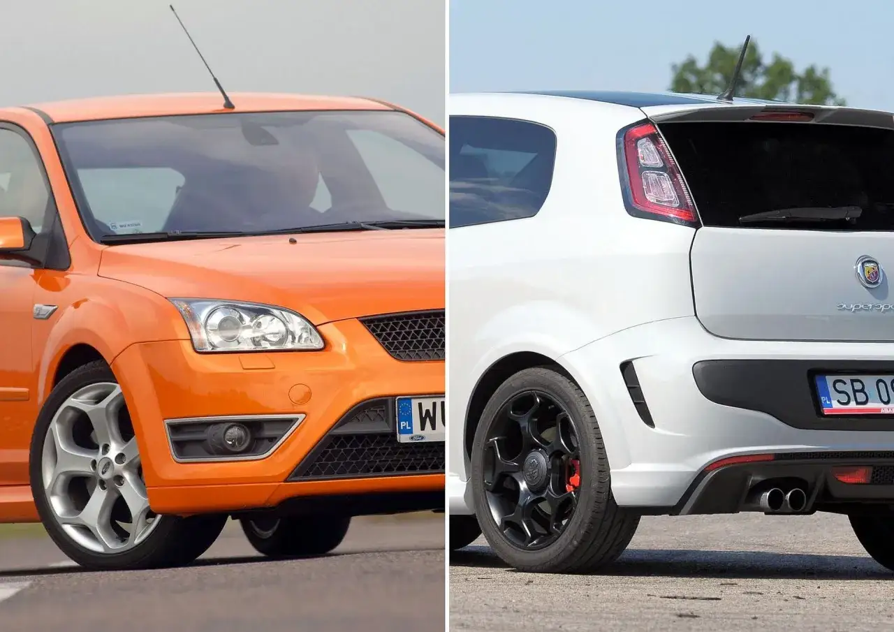 Pomarańczowy Ford Focus i biały Fiat Punto Abarth – dwa sportowe hot hatche gotowe do jazdy.