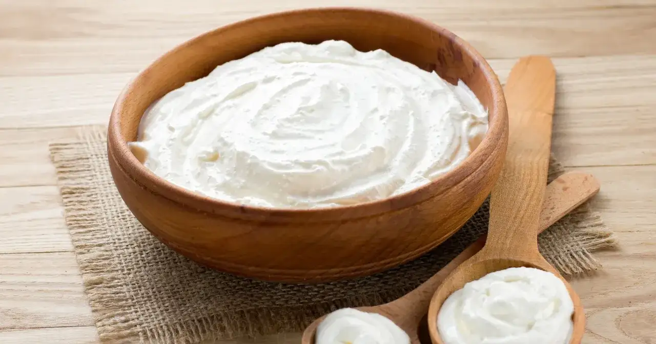 Śmietana a białko: Ile go jest i czy warto?
