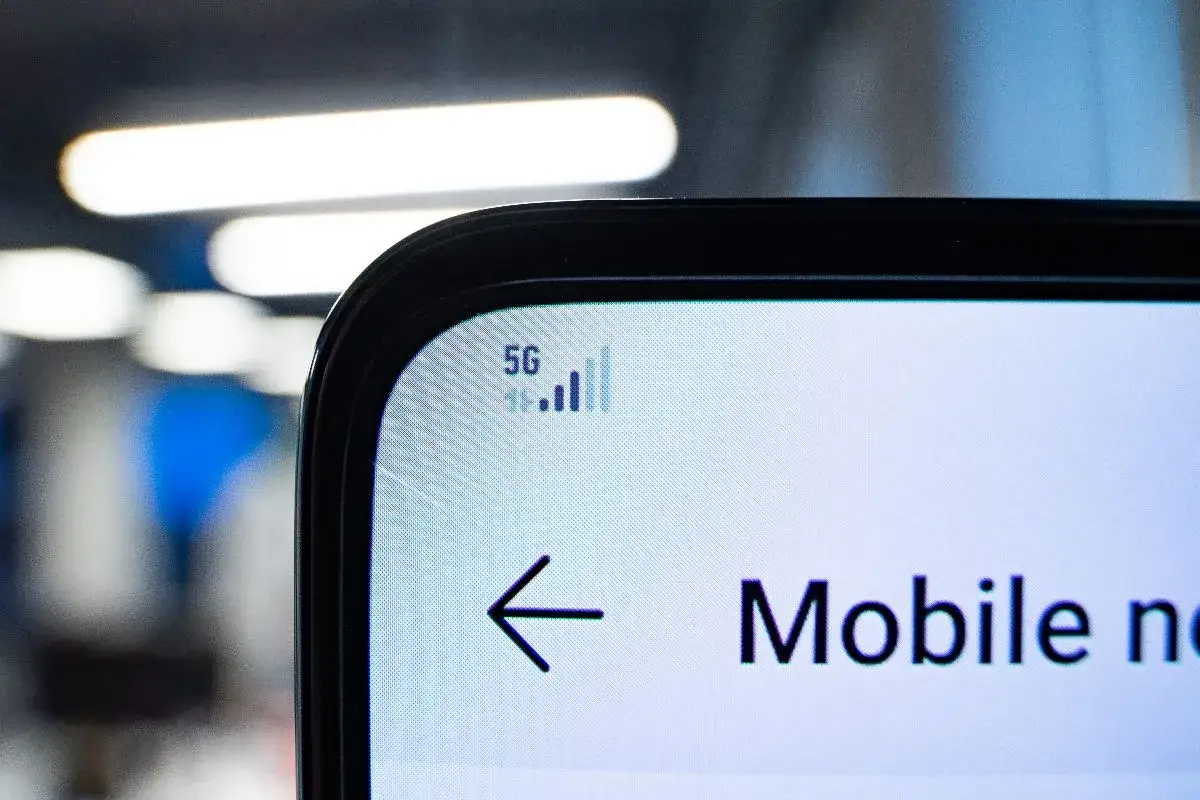 Le symbole 5G sur l'écran du téléphone indique comment savoir si on est en 4G ou 5G.