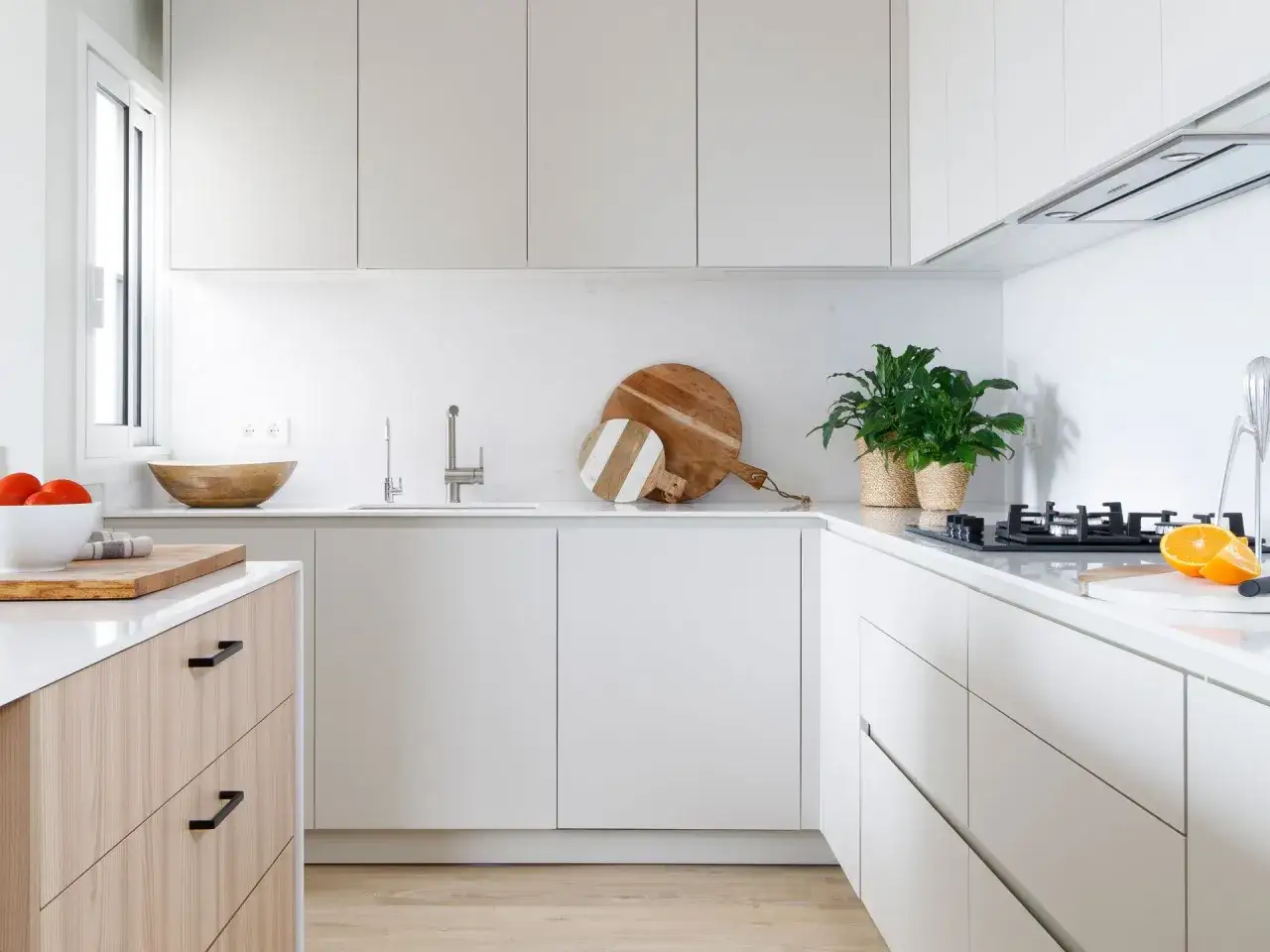 Cocinas modernas con encimeras blancas, armarios minimalistas y detalles en madera. Perfectas para un hogar contemporáneo.