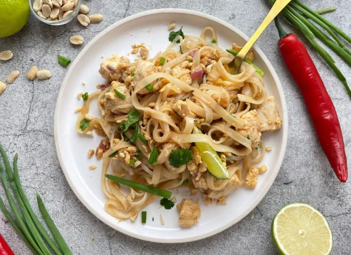Pyszny makaron do pad thai z kurczakiem, orzeszkami ziemnymi i limonką. Idealny na szybki obiad.