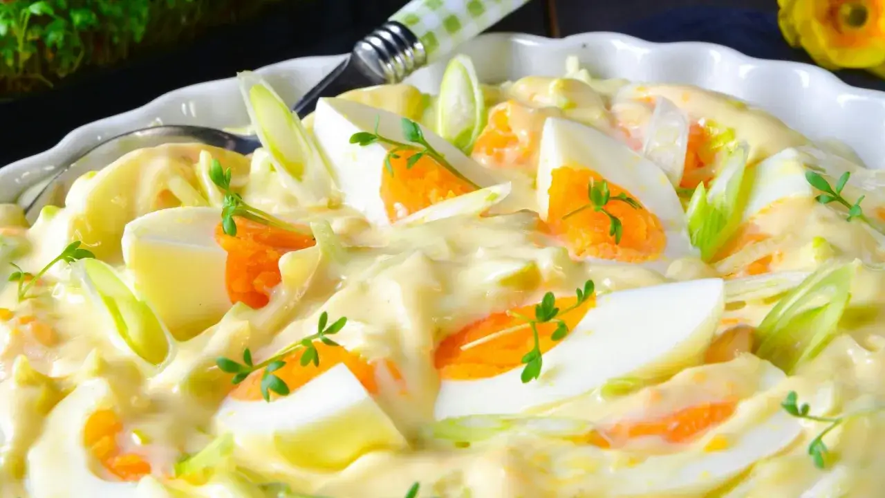 Cremiger Eiersalat mit Karottenstückchen und Frühlingszwiebeln, garniert mit Kresse. Ein köstlicher Salat, der an 7 Tassen Salat erinnert.