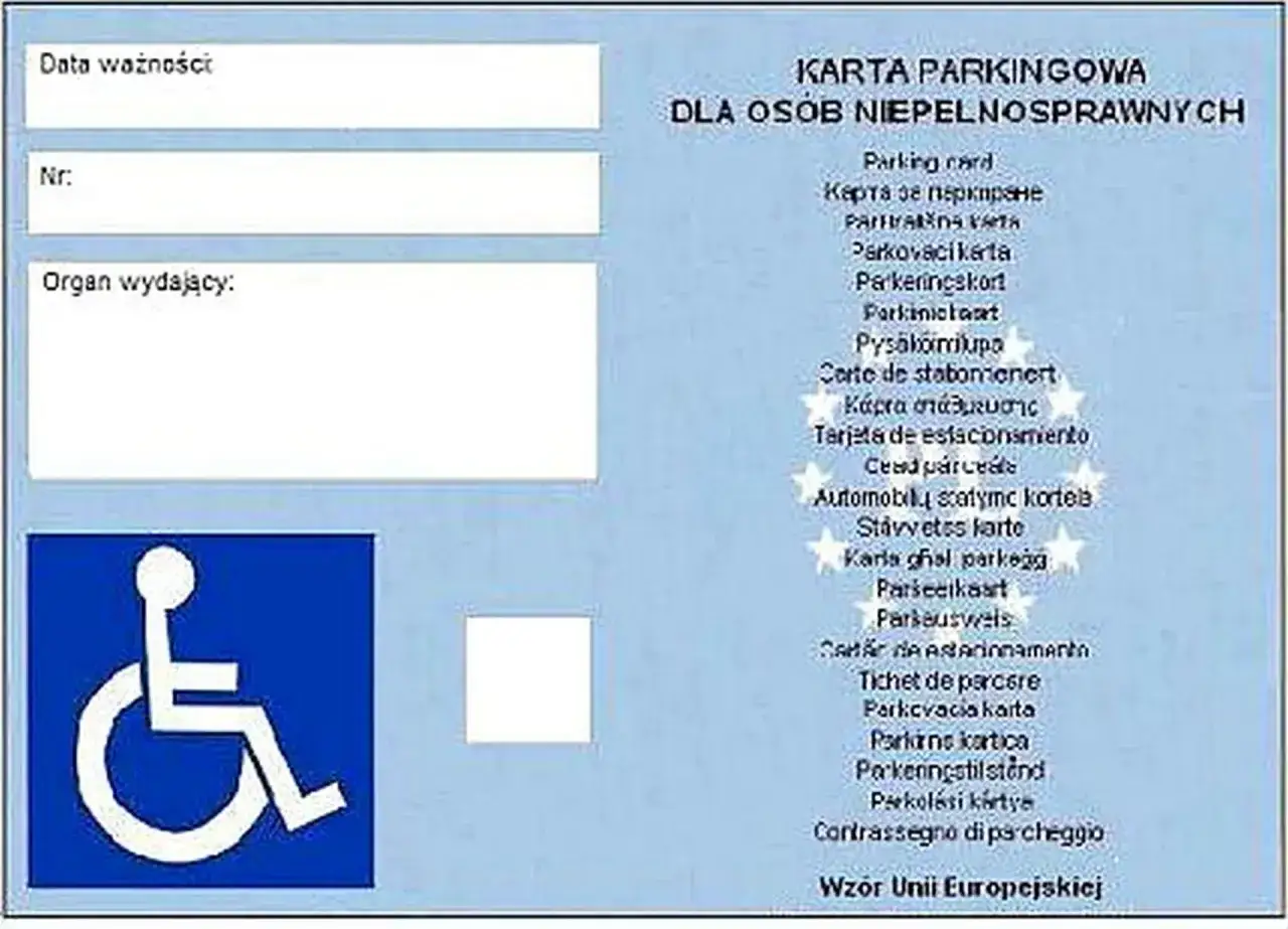 Karta parkingowa dla osób niepełnosprawnych z symbolem wózka inwalidzkiego. Wzór Unii Europejskiej.