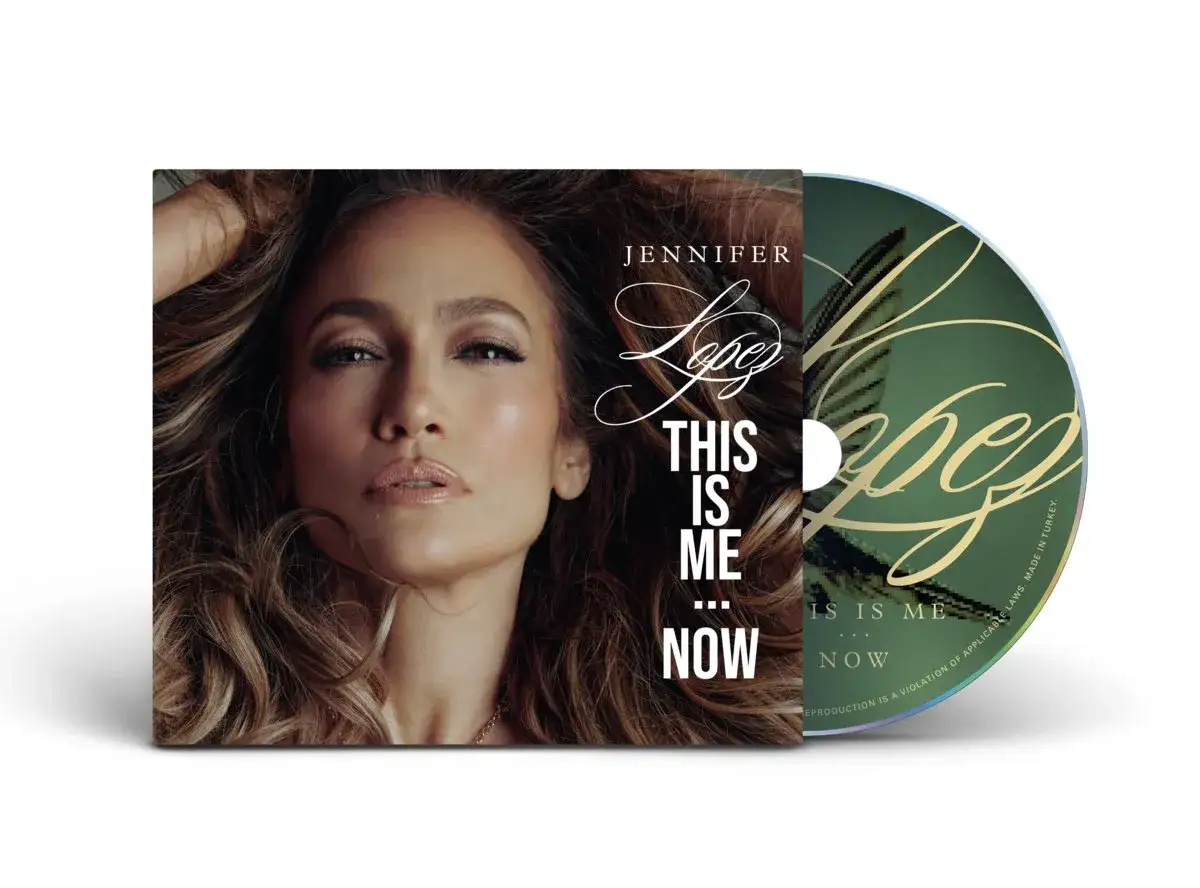 Jennifer Lopez w okładce albumu "This Is Me... Now". Jej twarz dominuje na okładce, a płyta CD obok zawiera tytuł.