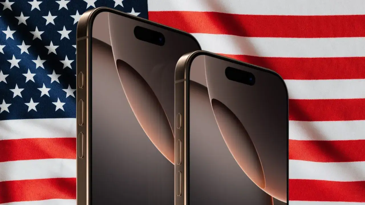 Dwa złote iPhone'y na tle flagi USA. Zastanawiasz się, ile kosztuje iPhone w USA?
