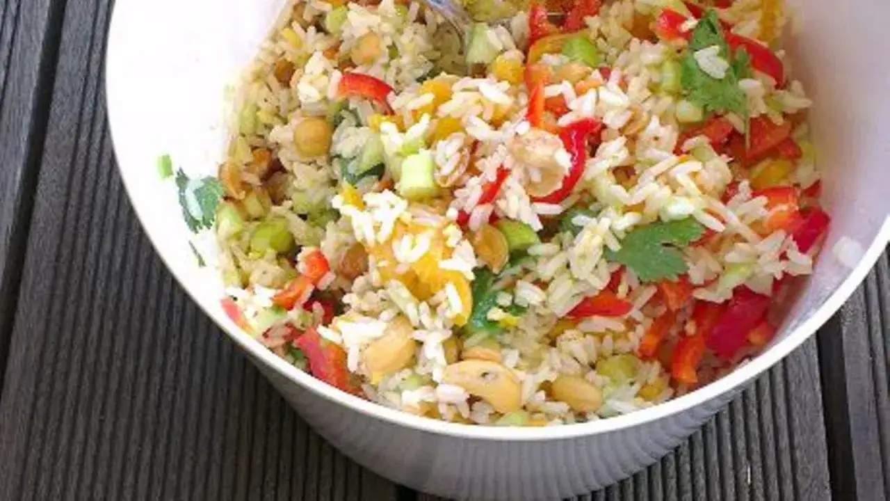 Bunter Reissalat mit Paprika, Erbsen und Cashewkernen. Ein köstliches Reissalat Rezept für den Sommer.