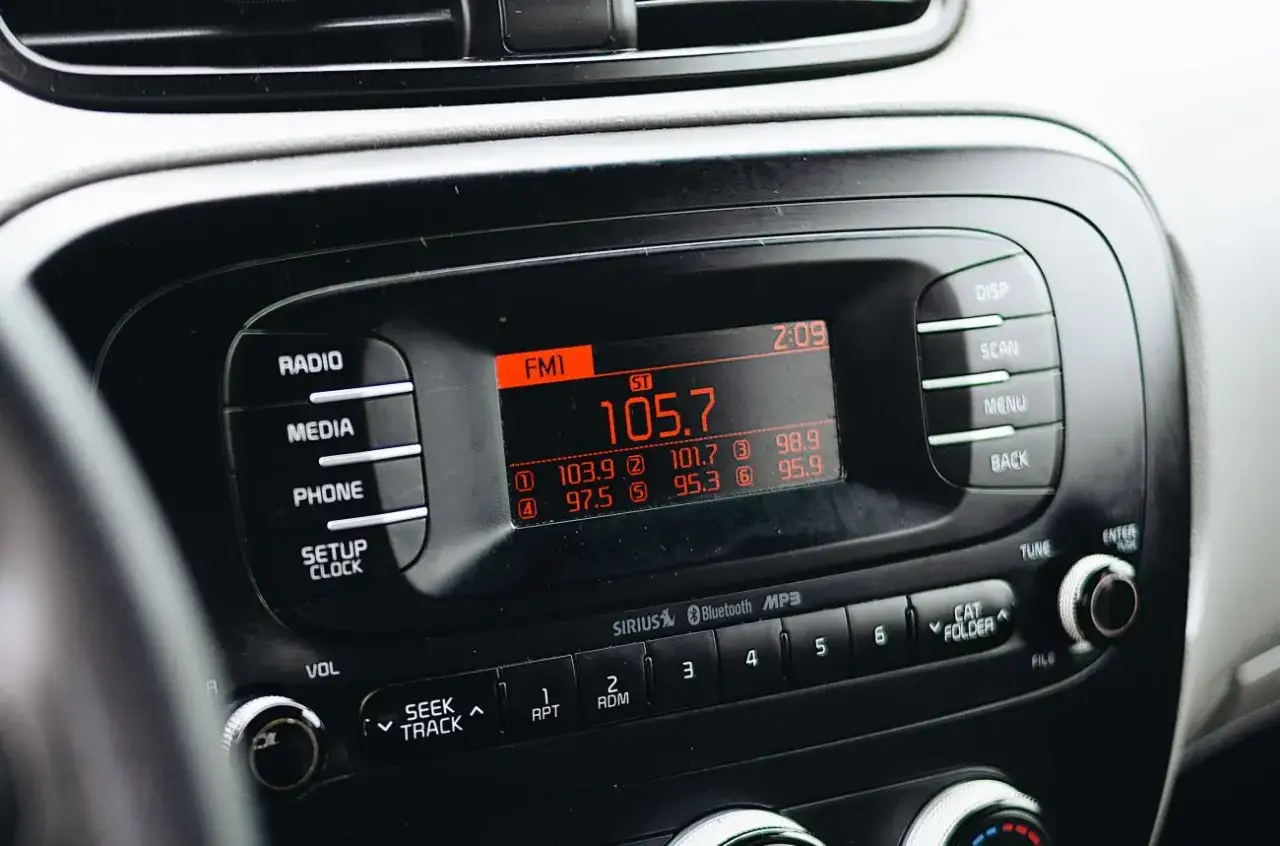 Na jaką częstotliwość ustawić transmiter FM, aby uniknąć zakłóceń?