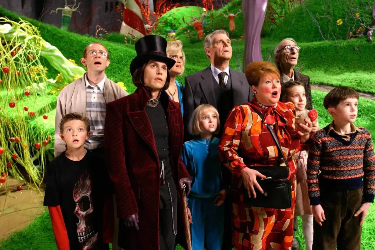 Charlie i fabryka czekolady aktorzy: Willy Wonka, Charlie Bucket i inni uczestnicy wycieczki z zachwytem patrzą na magiczną fabrykę.