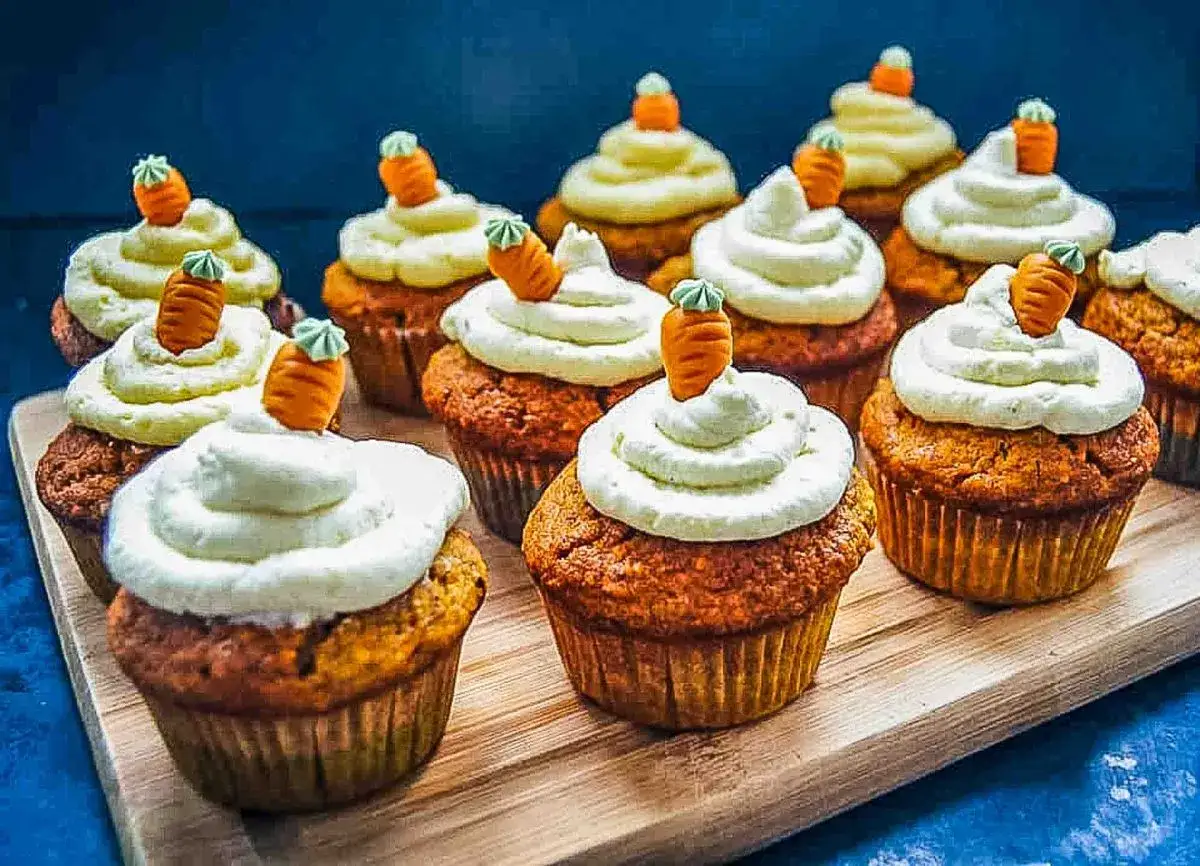 Leckere Karottenmuffins mit cremiger Glasur und kleinen Marzipan-Karotten. Ein tolles Rezept für Karottenmuffins!