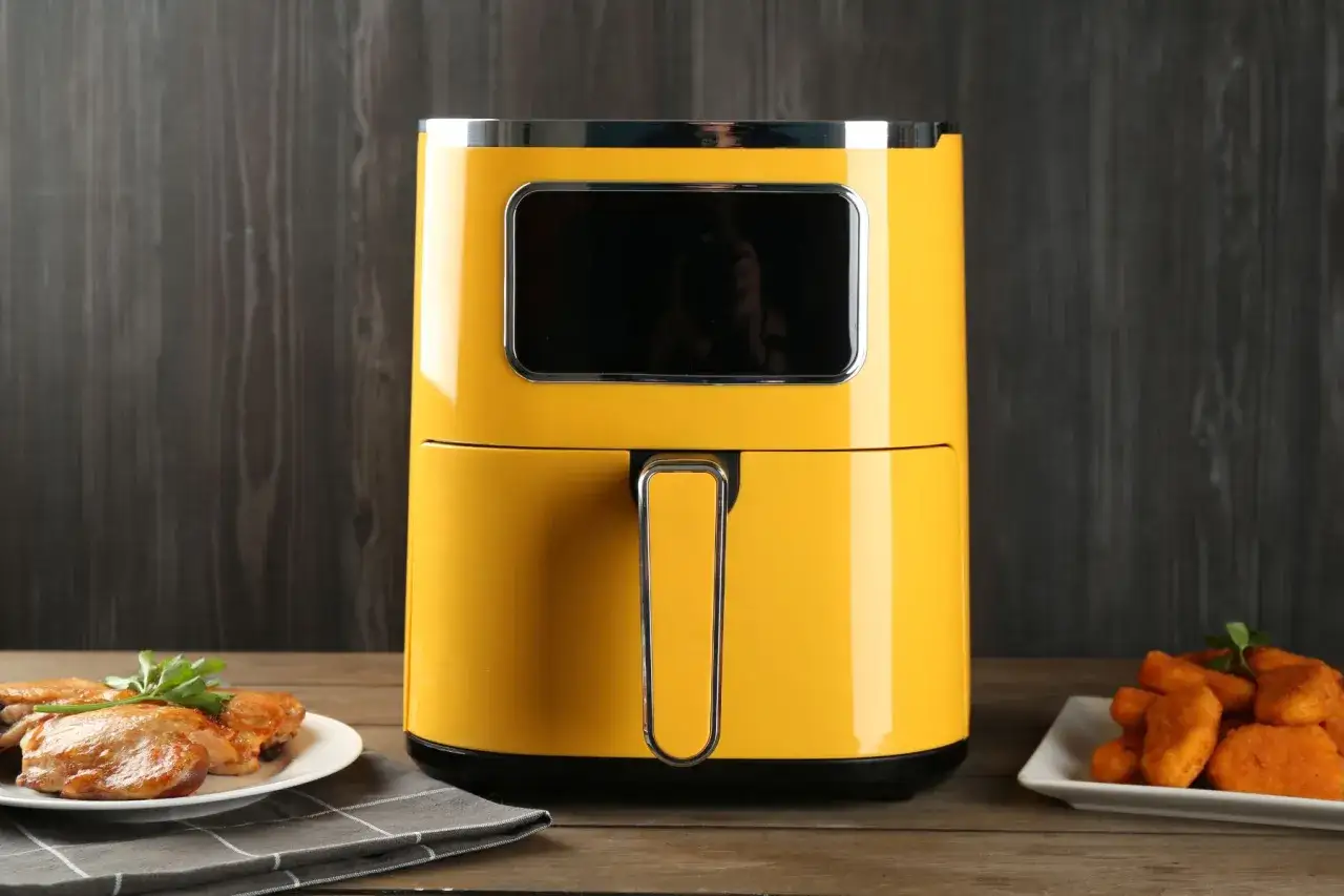 Żółty air fryer, który pozwala przygotować chrupiące frytki i kurczaka. Dowiedz się, air fryer co to jest i jak działa!