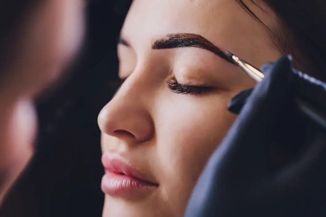 Jak długo utrzymuje się brow henna? Sprawdź, co warto wiedzieć