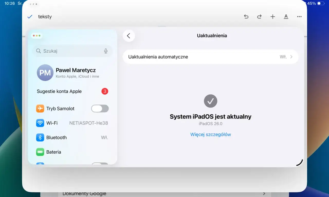 Na ekranie iPada widoczna jest informacja "System iPadOS jest aktualny", wersja iPadOS 26.0.