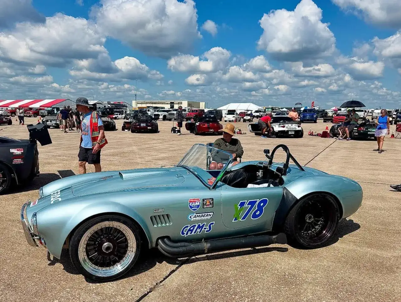 Błękitny Shelby Cobra z numerem 178 na torze wyścigowym, gotowy do startu.