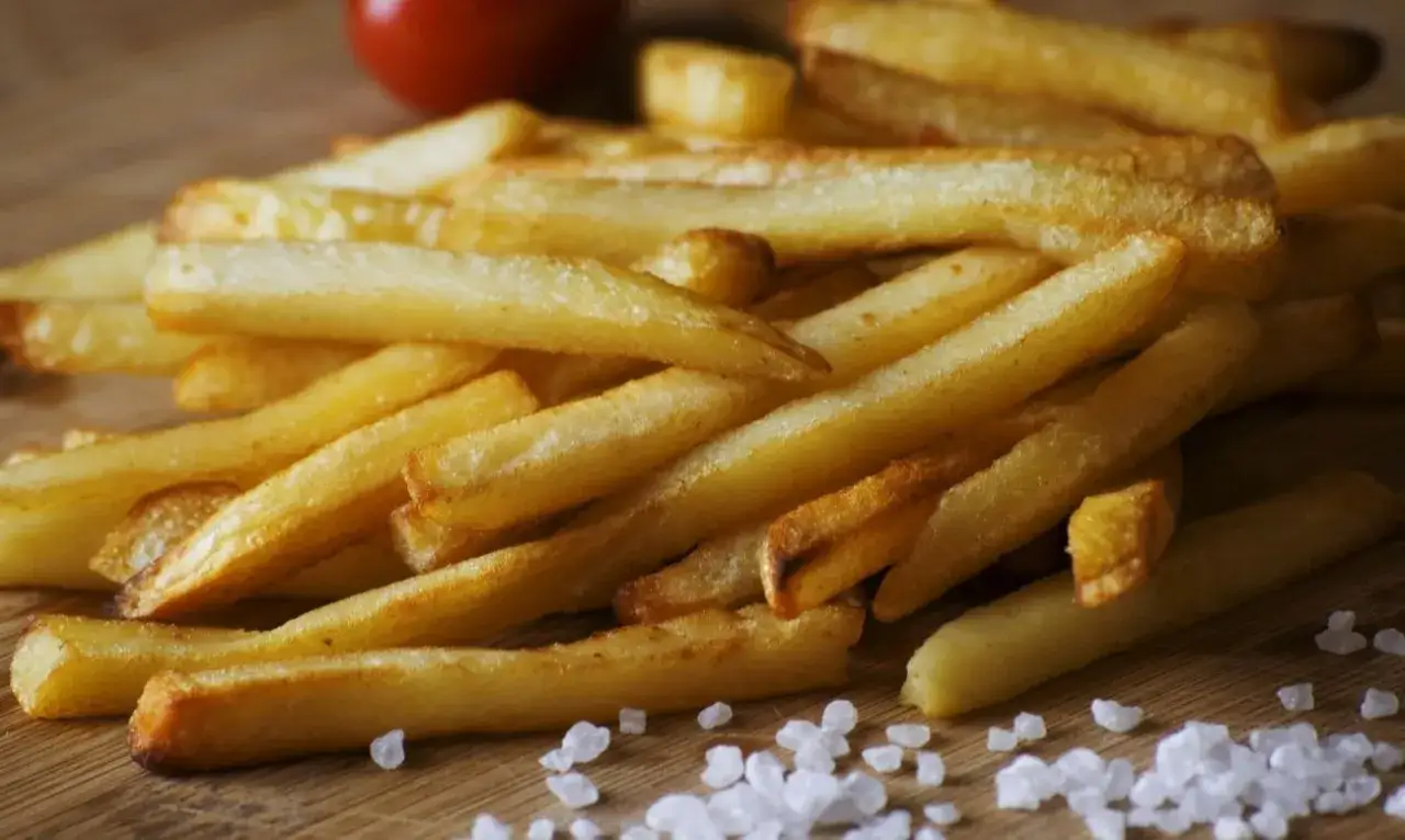 Ile kalorii mają frytki z frytkownicy beztłuszczowej? Zaskakujące fakty
