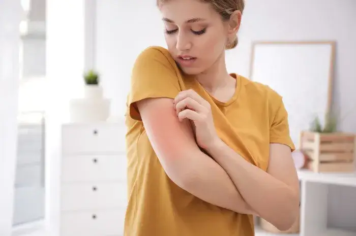 Alergia na pleśń objawy: od kataru po zmęczenie. Kiedy do lekarza?
