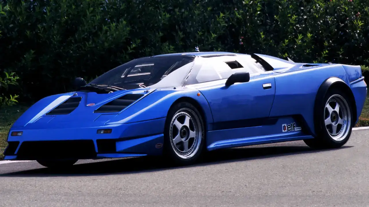 Niebieski Bugatti EB110 z charakterystycznymi wlotami powietrza i felgami, gotowy do jazdy.