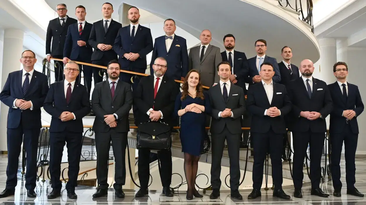Kto jest liderem konfederacji? Poznaj kluczowe postacie w partii