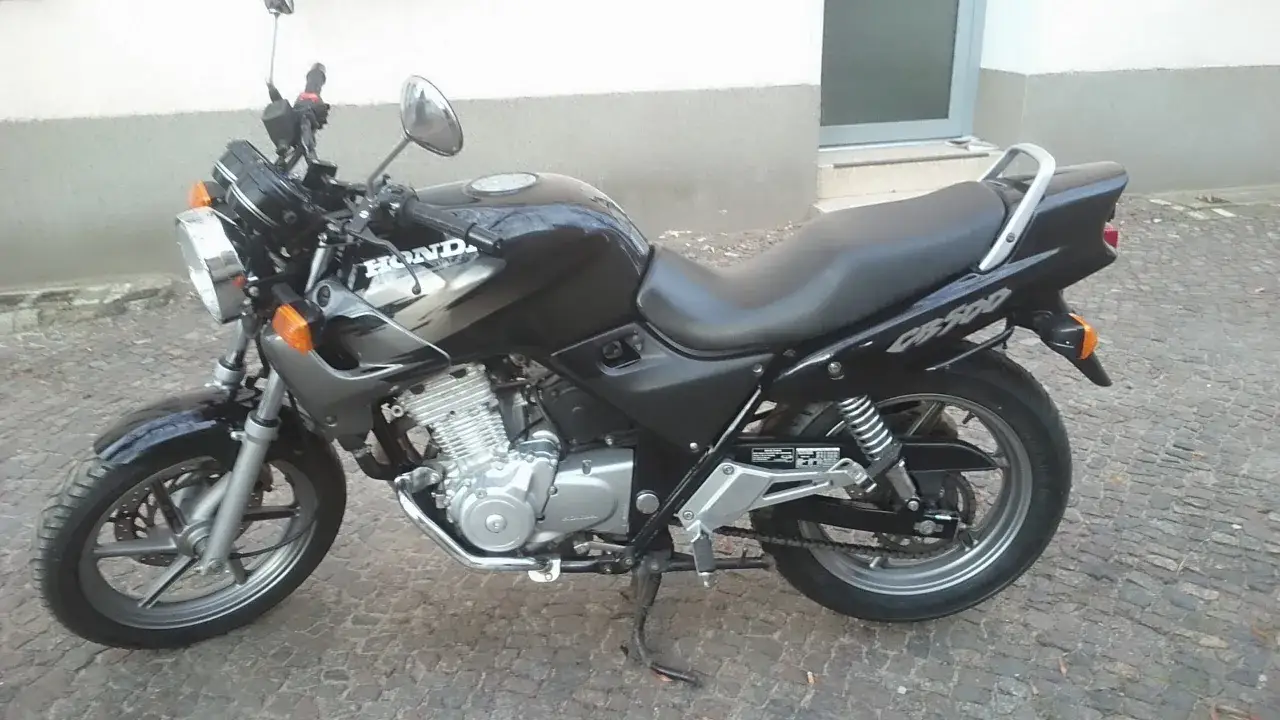 Czarny motocykl Honda CB 500, idealny do miasta. Sprawdź honda cb 500 dane techniczne, by poznać jego możliwości.