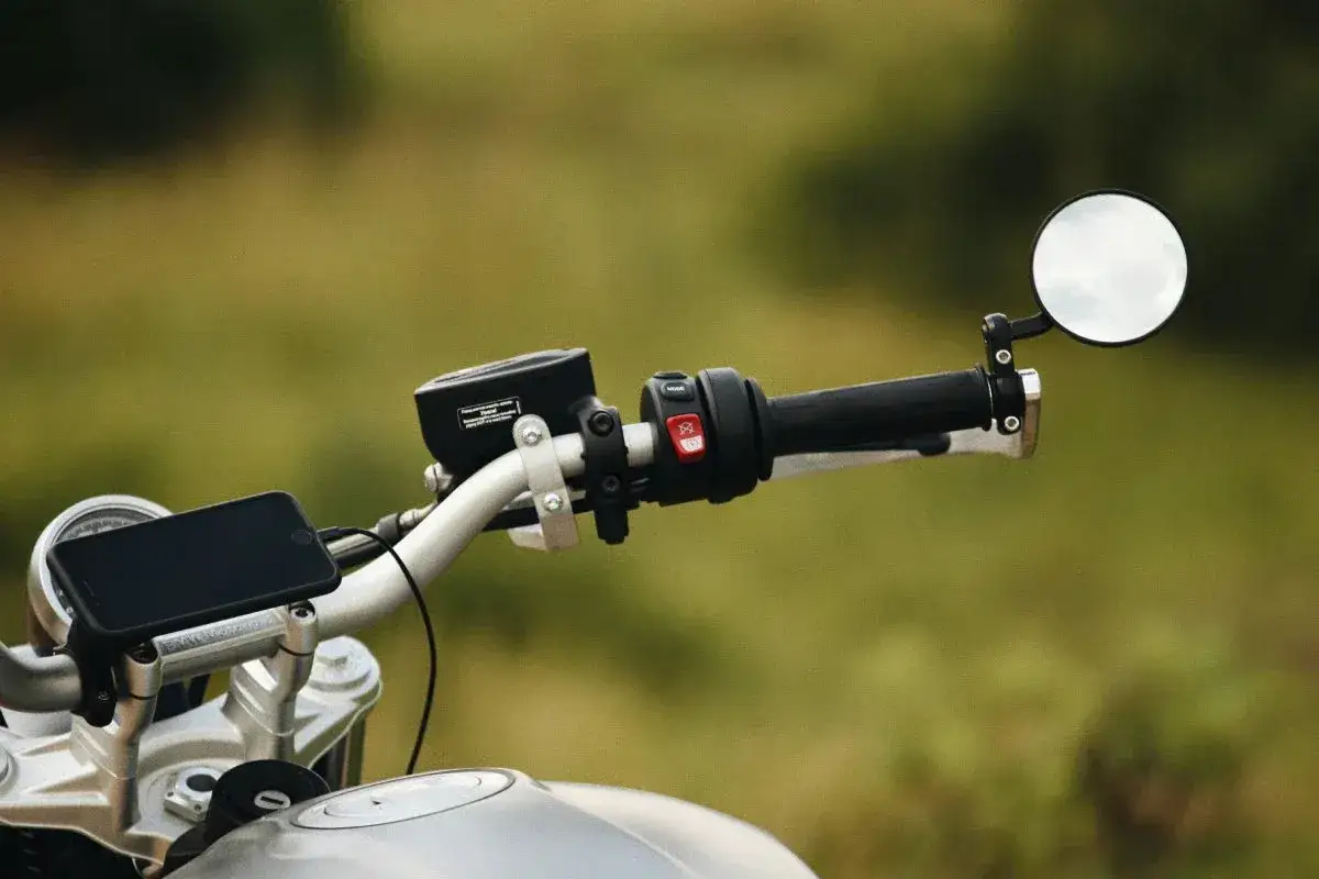 Ustawienie lusterek w motocyklu to klucz do bezpiecznej jazdy. Zobacz, jak prawidłowo wyregulować lusterka, by mieć pełną widoczność.