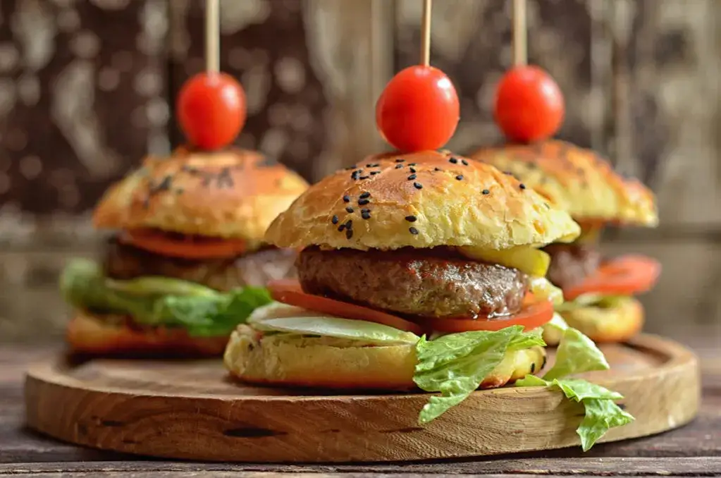 Jak podgrzewać bułki do hamburgerów, by były idealnie chrupiące?