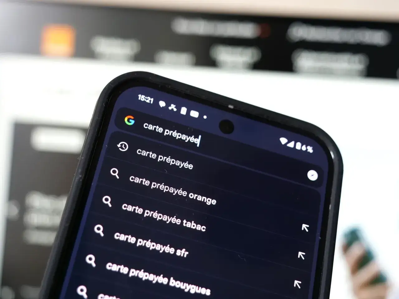 Recherche sur un smartphone : quel numéro de téléphone avec une carte prépayée ? Suggestions : carte prépayée Orange, tabac, SFR, Bouygues.