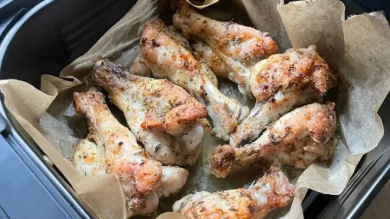 Chrupiące skrzydełka kurczaka w air fryer, przyprawione ziołami, gotowe do podania.