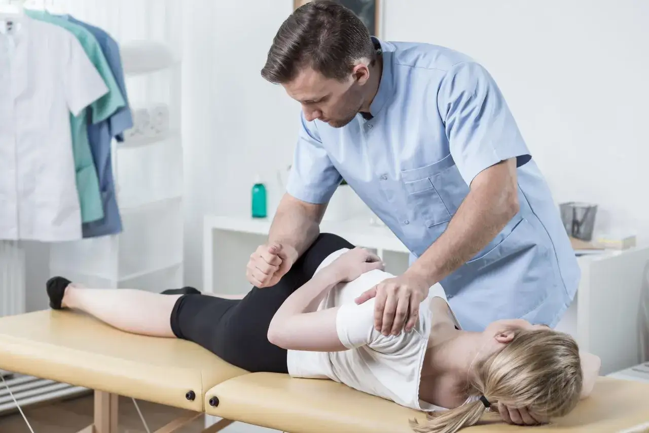 Fizjoterapeuta: Więcej niż masażysta? Odkryj jego rolę!