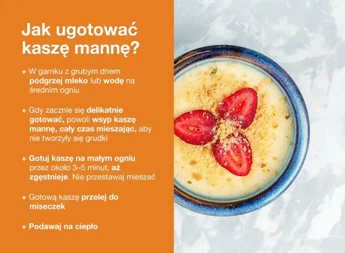 Pyszna kasza manna na mleku, udekorowana truskawkami i kruszonką, gotowa do podania na ciepło.