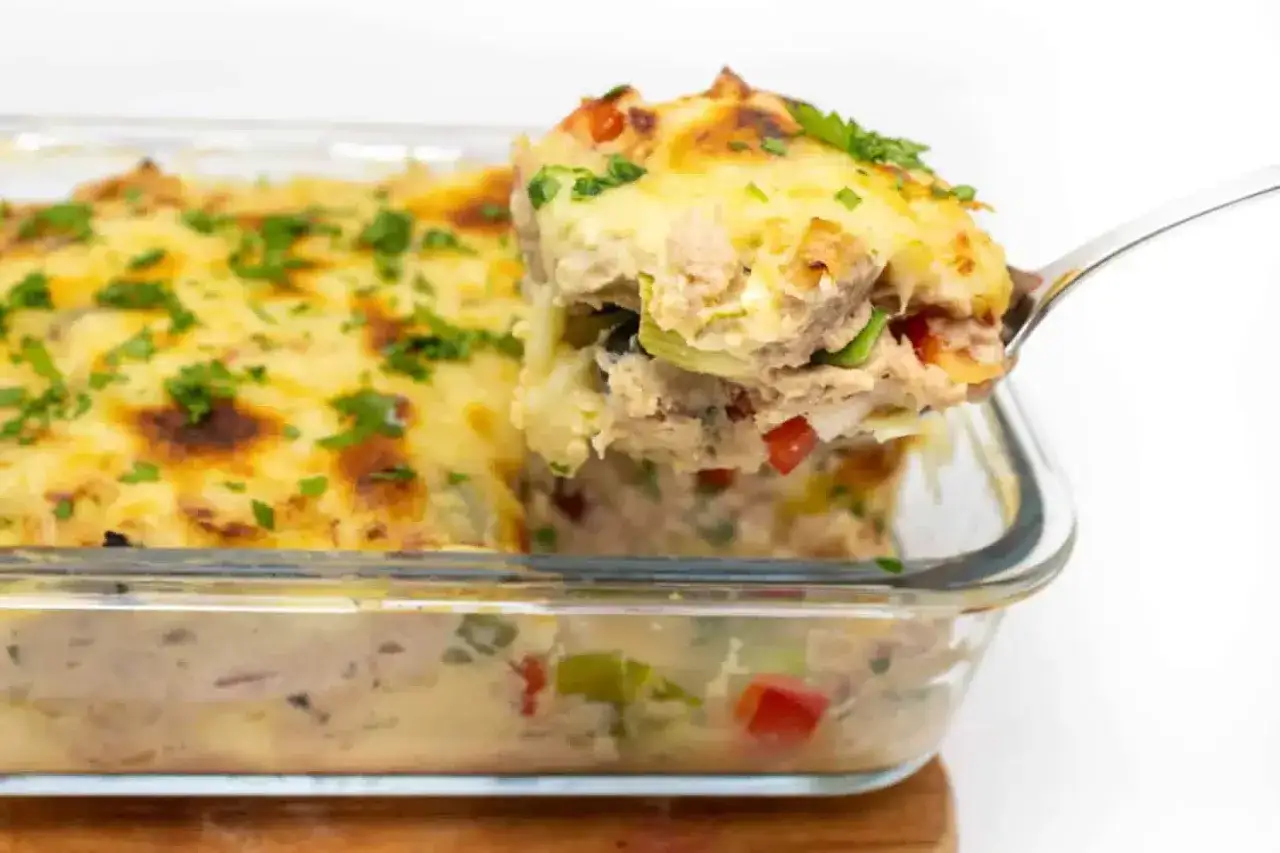 Herzhaft überbackener Thunfischauflauf mit Gemüse, eine köstliche low carb Option.