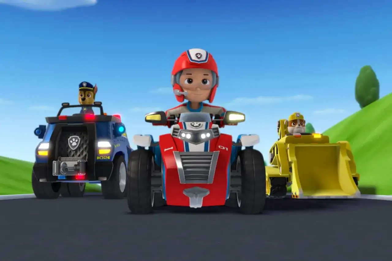 Ryder i jego psiaki z Psiego Patrolu gotowi do akcji na swoich pojazdach: Chase w radiowozie, Ryder na motocyklu, a Marshall w koparce.