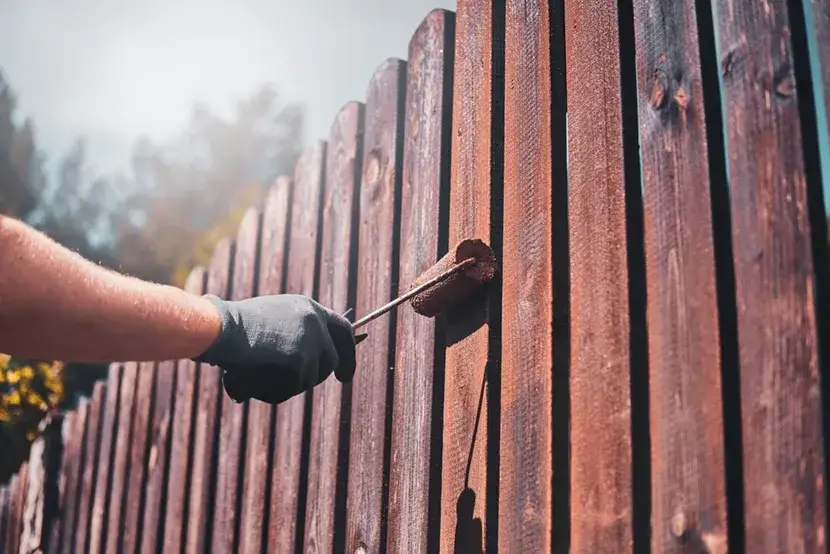 Jaką farbę na płot drewniany wybrać, aby uniknąć szybkiej degradacji?