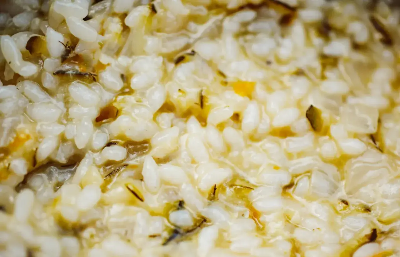 Cremiges, veganes Risotto mit feinen Kräutern und Zwiebeln. Ein Genuss für alle Sinne.