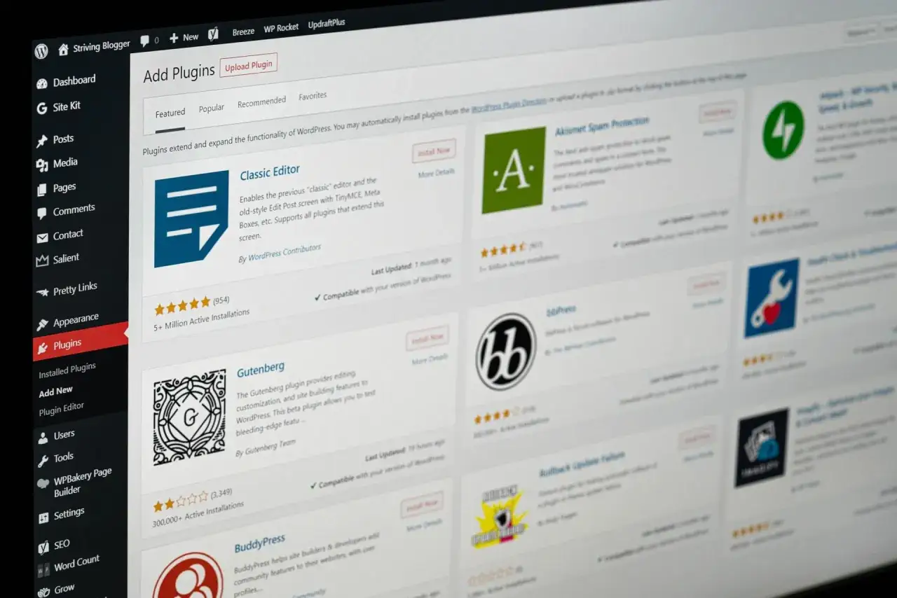 Ekran WordPress z listą wtyczek do zainstalowania, w tym Classic Editor i Gutenberg.