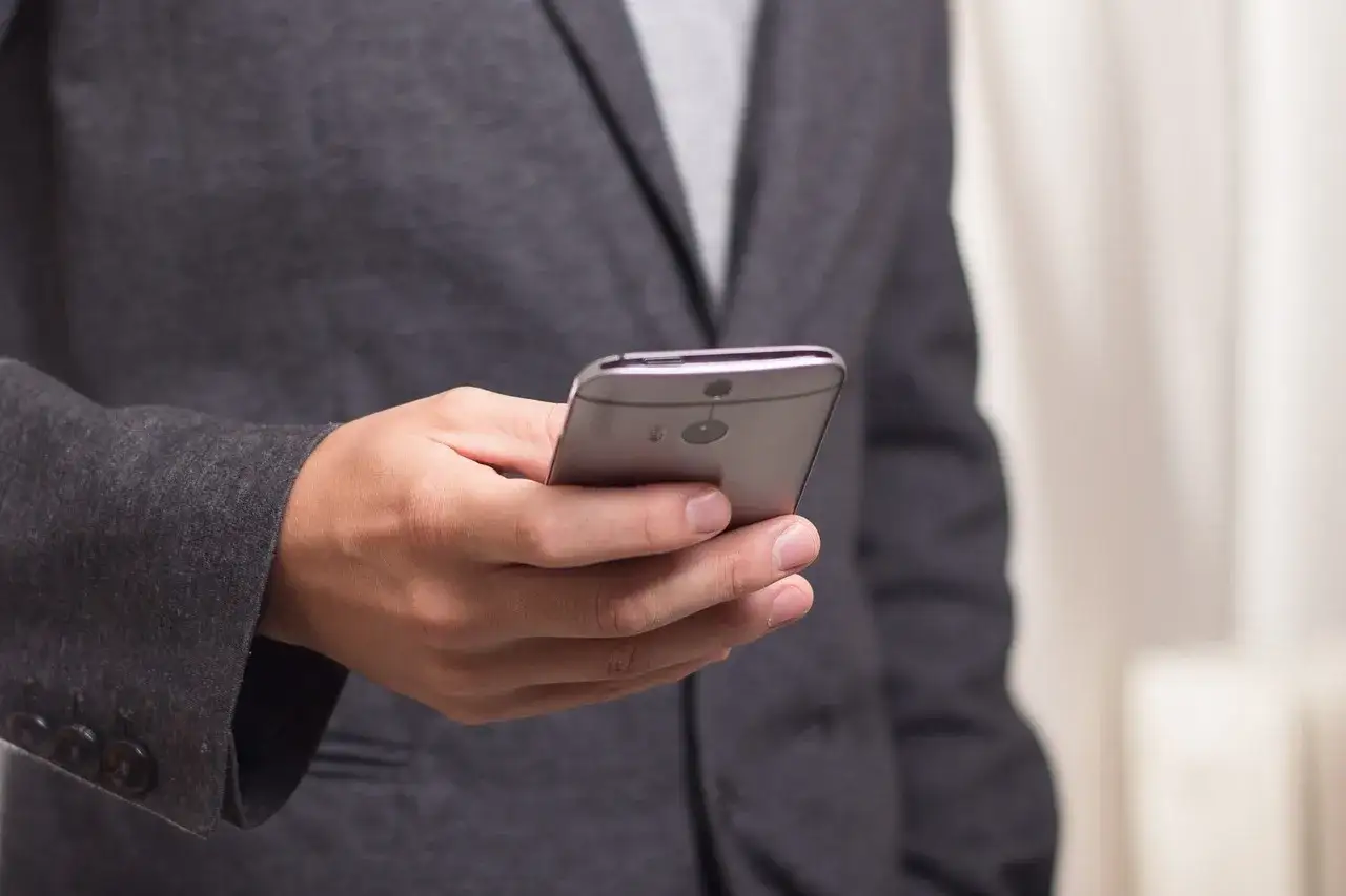 Jak bezpiecznie wyczyścić aparat w telefonie bez ryzyka uszkodzenia soczewki