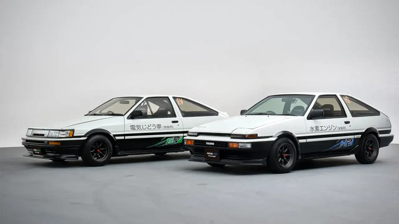 Dwa białe coupe ae86: jeden z napędem elektrycznym (EV), drugi z silnikiem wodorowym (H2).