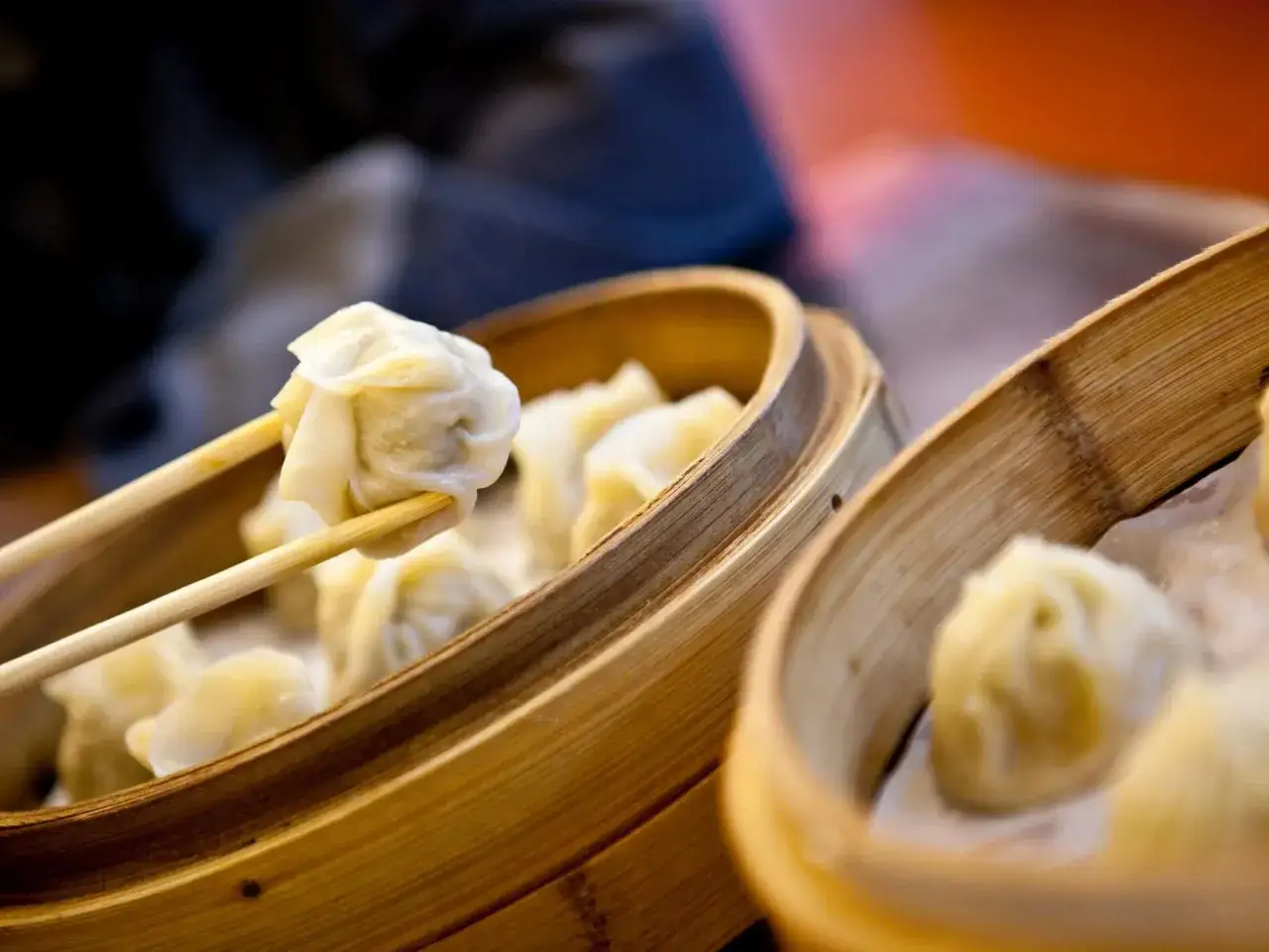 Dampfende Dumplings im Bambuskorb, bereit zum Genießen. Ein köstliches Dumplings Rezept zum Nachmachen.