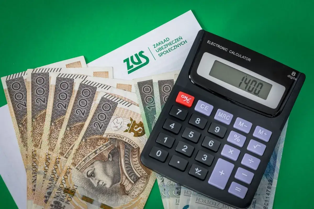 ZUS, banknoty 200 zł i kalkulator z wynikiem 1400. To podstawa wymiaru składki na ubezpieczenie emerytalno-rentowe.